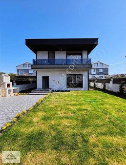 Ata Gayrimenkul'den Sahile Yakın 4+1 Ultra Lüks Tasarımlı Villa