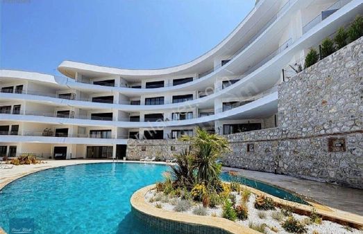 Kuşadası'nda Havuzlu Sitede Satılık Sıfır Geniş 3+1 Daire (ara Kat)