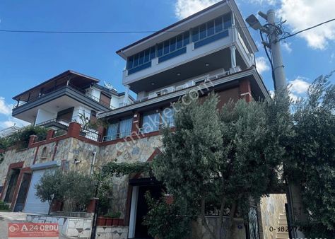 Emsalsiz 4 Katlı,ful Deniz Manzaralı,garajlı,4+1,kapalı Cam Balkon Lüks Villa.