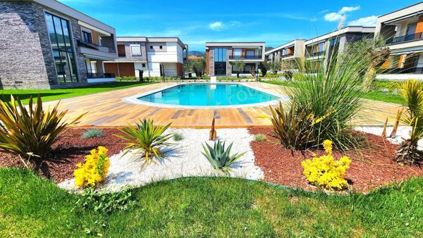 Egenin Kalbinde Havuzlu Site İçerisinde Loft Konseptli 4+1 Villa