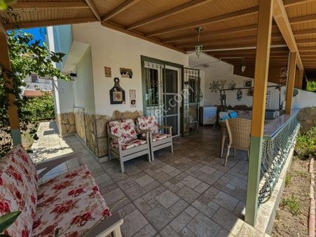 Çandarlıda Esyer Sitesi En Ön Sıra Köşe Satılık Villa Denize 50m