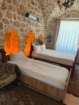 Eski Mardinde Cadde Üstünde Kale Manzaralı Tarihi Konak