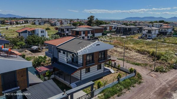 No:10 Gayrimenkul’den Altınova’da Denize 300 Metre Mesafede, Köşe Konumda Dubleks Villa