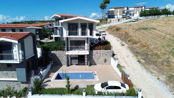 Kuşadası Davutlar Deniz Manzaralı Satılık Geniş Bahçeli Villa