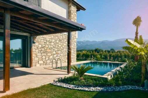 Kuşadası Davutlar’da 400m2 Arsa İçinde Müstakil Havuzlu 3+1 Villa