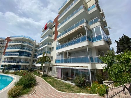 Kuşadası Marina Bölgesinde Deniz Manzaralı Lüks Daire