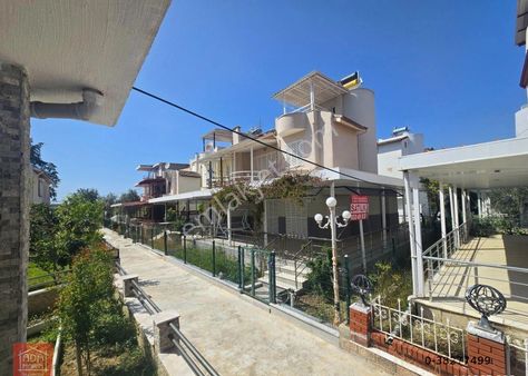 Kuşadası Sahil Sitelerinde Denize 400 Metre Tripleks Yazlık