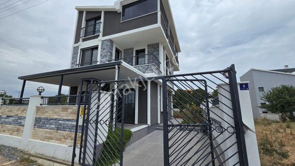 Bahçeli, Teraslı Ve Tam Anlamıyla Yaşanılası Bir Villa