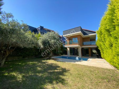 Kuşadasında 500 M2 Bahçe Alanı Özel Havuzlu Manzaralı Asansörlü Villa