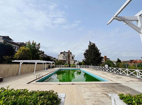 Bahçeşehir Boğazköy'de Lüks Tadilatlı Havuzlu Villa