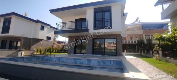 Kuşadası Güzelçamlıda Sıfır 3+1 Özel Havuzlu Villa