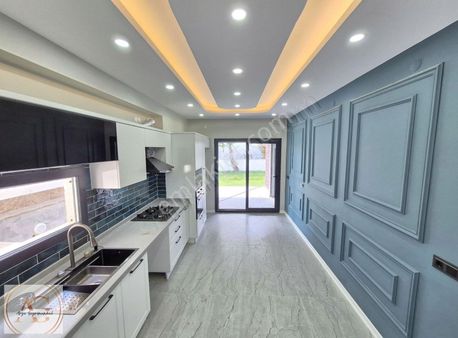 Arya Gayrimenkulden 4+1 Giyinme Odalı 4 Banyolu Havuzlu Villa