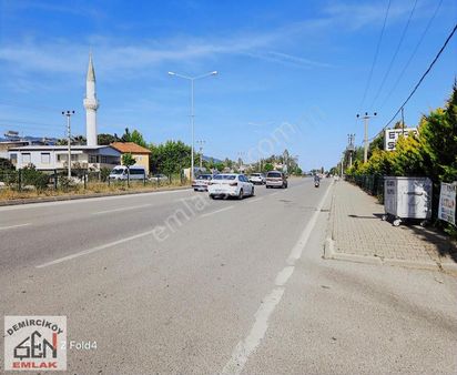 Küçükkuyu Mıhlı' Da Denize 60 Mt Köşe Parsel