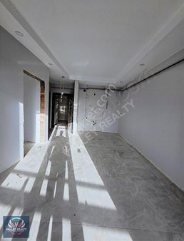 Valley Realty'den Satılık Balkonlu 1+1 Daire!