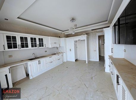 Amazon' Dan Kuzey Çevre Yolunda Satılık 5+1 Lüks Daire