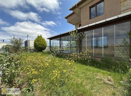 Şile Vadi Villarında Eniyi Konumda Köşe4+1 Bahçeli Trıplex Villa