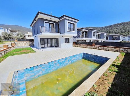 Akbük Merkezde Deniz Manzaralı 3+1 Geniş Ve Sıfır Havuzlu Villa