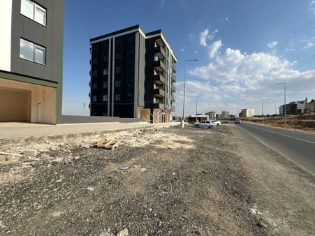 World İlkevim'den Batıkent'te Geniş Ön Çıkmalı Satılık Dükkan