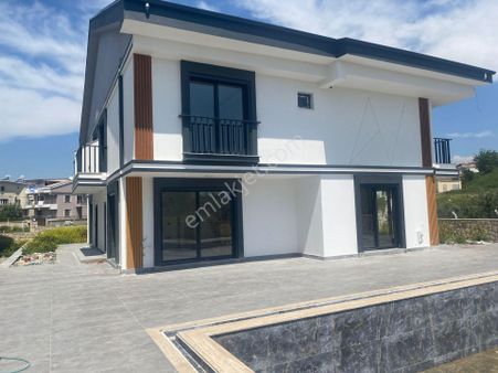 Didim Hisar Mahallesinde Havuzlu Bahçeli 4+1 Satılık Müstakil Villa