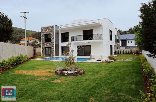 Kemalpaşa'da Lüks Yaşamın Yenin Adresi: 7+1 Malikane