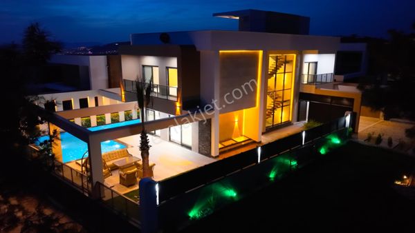 Kuşadası'nda Satılık Tamamen Müstakil Lüks Deniz Manzaralı Villa
