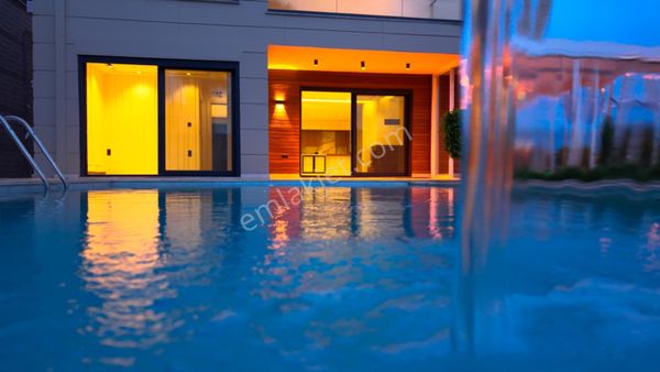 Kuşadası Avm Bölgesinde Özel Havuzlu Müstakil Bahçeli Satılık Villa