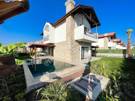 Kuşadası Davutlar'da Satılık Müstakil Bahçeli Taş Villa