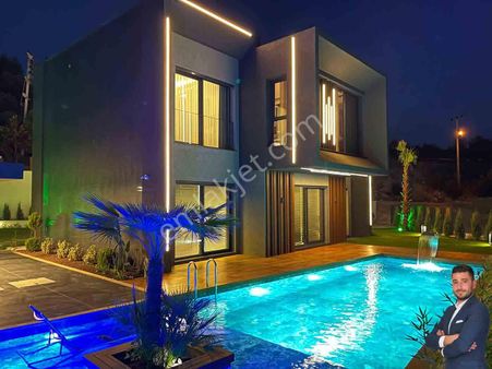 Kuşadası'nda Lüks Satılık Müstakil Bahçeli Özel Havuzlu Villalar