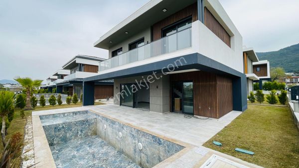 Kuşadası Güzelçamlıda Satılık Müstakil Özel Havuzlu Bahçeli Satılık Villa