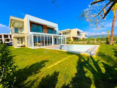 Kuşadası Avm Bölgesinde Deniz Manzaralı Müstakil Satılık Villa