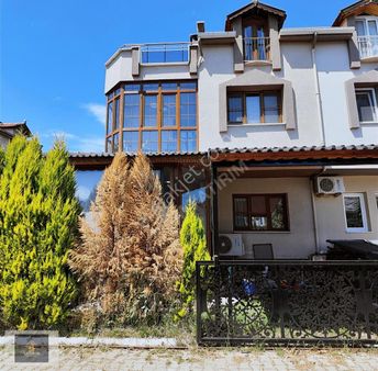 Yakamoz Sitesinde Yenilenmiş Yalıtımlı 220 M2 5+1 Tripleks Villa
