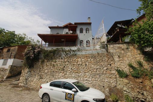 Göznede 2 Katlı Müstakil Doğa Manzaralı Merkezi Konumlu 4+1