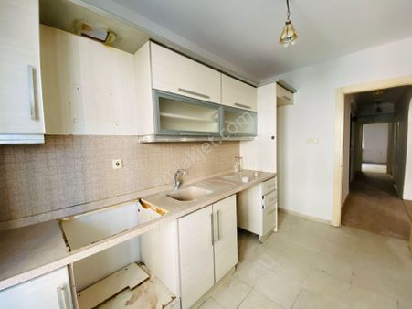 Vitrinden Pazartesi Pazarında 3+1 Asansör Ve Jeotermalli Daire