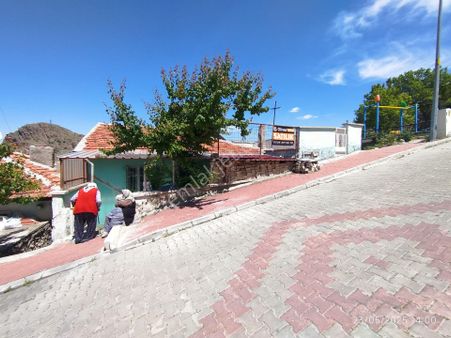 Afyon Merkezde Bahçeli 220m² Müstakil Tek Katlı Ev Doğal Gazlı Ceviz Ağaçları Mevcut.