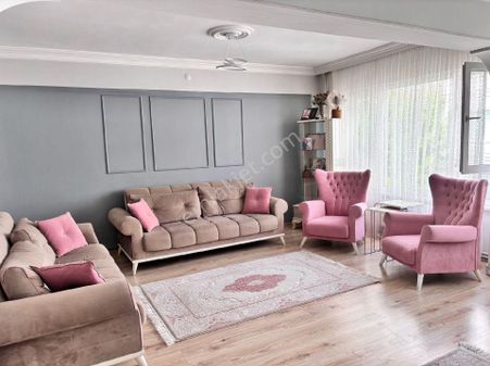 Barış Emlak'tan İpekçilik Cadde Üzeri Ara Kat Bakımlı Daire.