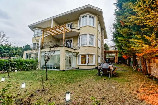 Şile Balıbey'de Site İçinde Özel Tasarım Lüks 5+2 Satılık Villa