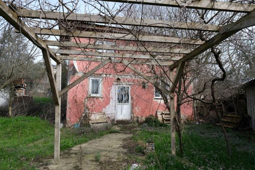 Sakarya Geyve Safibey Mah.içinde 2 Katlı Ahşap Ev Bulunan Arsa