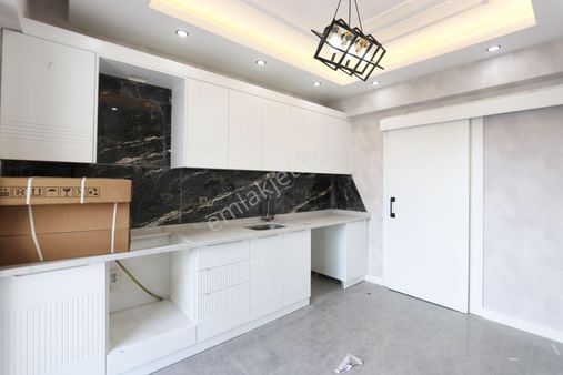 Karacaahmet'te Cadde Yakını Ankastre Ve Spot Işıklı Arakat 2+1