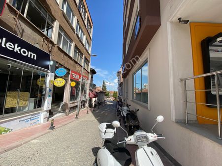 Akın Emlak'tan Cumhuriyet Caddesinde Kiralık Dükkan