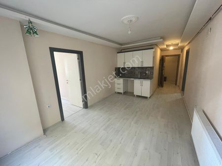 Serhat Mahallesinde Yeni Yapı 1+1 Satılık Daire