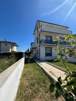 Ata Gayrimenkul,den Geniş Bahçeli 4+1 Teraslı Villa