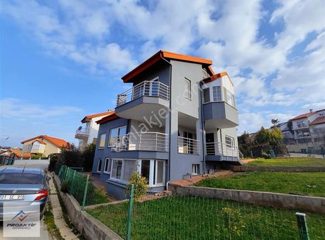 Site İçerisinde Göl Manzaralı Fourlex 7+1 Masrafsız Villa
