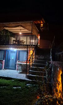 Dikili Yahşibey'de Günübirlik Kiralık Bahçeli Taş Villa