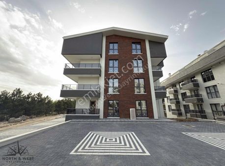 İncek'te Düz 2+1 Daire- İskanlı Bina Oturuma Hazır/north&west