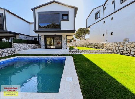 Mordoğan Emlaktan Geniş Bahçeli Havuzlu 3+1 Sıfır Satılık Villa