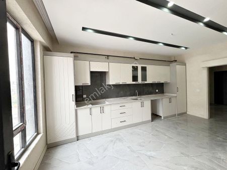 Fıstıklık'ta Az Katlı Geniş Mutfak Ve Cam Balkonlu Sıfır 3+1
