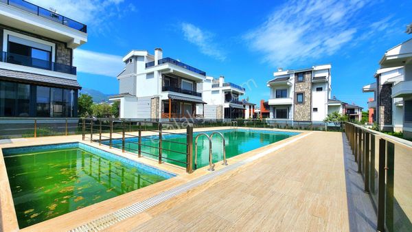 Gümüşden Havuzlu Site İçerisinde Muhteşem Tasarımlı 5+1 Müstakil