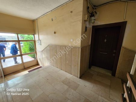 Bahçelievler'de Satılık Y.giriş 3+1 Daire,boş,açık Otoparklı