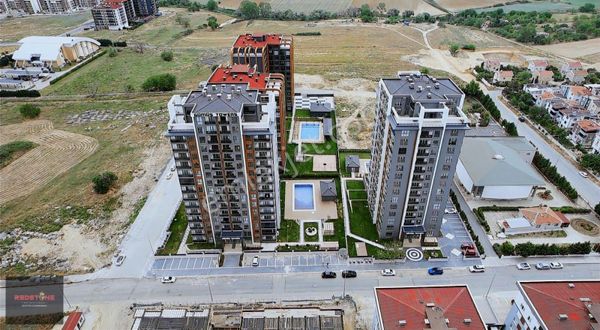 Redstonedan Hürriyette Havuzlu Güvenlikli Sitede 1+1 Full Eşyalı