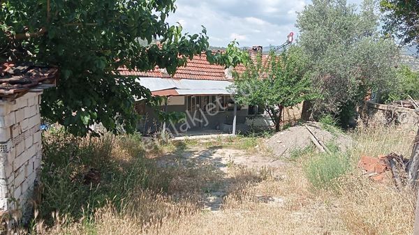 Bergama Çeltikçi Mahallesinde Geniş Bahçeli Avlulu Kargır Ev